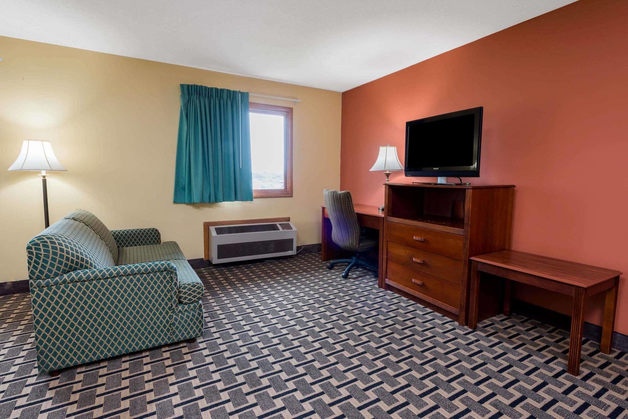 Super 8 By Wyndham Staunton Hotel Exterior photo